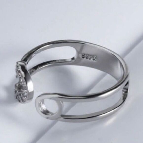 The Bling Safety Pin Ring luxury adjustable in 925 and cubic zirconia. - Picture 6 of 6